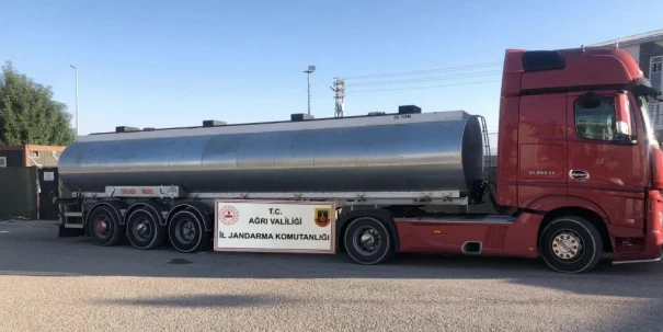 Ağrı'da düzenlenen operasyon sonucunda 13 ton 700 litre kaçak akaryakıt ele geçirildi.