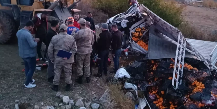 Bitlis'te Meyve Yüklü Kamyonet