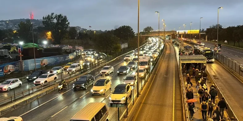 İstanbul'da akşam saatlerinde trafik yoğunluğu