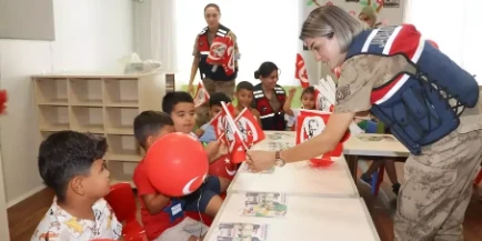 Jandarma Ekipleri Antakya'da Öğrencilerle Buluştu