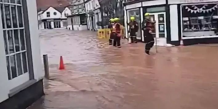 Kasaba saniyeler içinde sel suları altında kaldı